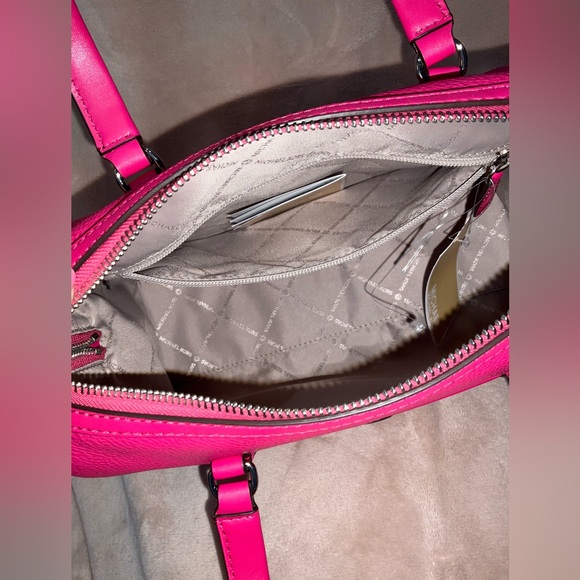 Michael Kors NWT Medium Duffle Satchel
Jet Set travel bag. - Picture 10 of 16